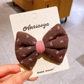 Barrette à cheveux marron avec motif papillon rose sur un support en carton beige - Barrette Grand Nœud (X1530)