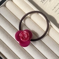 Élastique à cheveux rose avec rose en acétate marbré sur support en velours - Rouge Rose