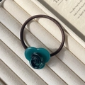 Élastique à cheveux élégant avec rose en résine bleu-vert sur cordon marron foncé - Bleu