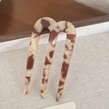 Forcina per capelli a U in elegante tartaruga ambrata con design a tre rebbi in acetato - Marrone
