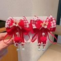 Rote chinesische Haarspangen mit weißen Blumen und hängenden Plüsch-Pompons im Set - Schleife Weiße Blume Breites Band