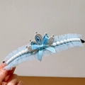 Pinza de pelo corona azul cielo para niñas con cinta de encaje, perlas y gema azulada - Palace Crown