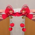 Traditionelle rote Samt-Haarschleifen für Mädchen mit Goldblumen und langen Quasten - Reichtumsblume