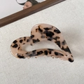 Elegant heart-shaped acetate hair claw clip with classic beige and black tortoiseshell pattern - Light Leopard