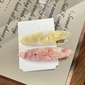 Lot de deux barrettes à cheveux en acétate marbré crème et rose sur carte de vente - Jaune Et Rose Ensemble
