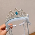 Détail d'un serre-tête couronne en strass bleu avec maille bleu clair et ruban soyeux - Couronne de Saphir Bleu