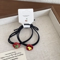 Set di elastici per capelli con ciondoli a pomodoro e fiori su scheda bianca - Nero