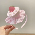 Dettaglio del cerchietto a quadri rosa con decorazioni 3D di fragole e torte carine - Cerchietto Bordo Gonna Torta
