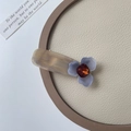 Elegante beige marmeren haarclip met een blauwe bloem en een oranje kristallen accent - Marmertextuur Stijl / Lichtblauw