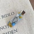 Französische Haarspange aus Acetat mit blau-gelbem Marmormuster und Gold-Label - Blaugrau (4)