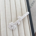 Elegante fermaglio per capelli a fiore in acetato bianco crema con strass e texture - Bianco