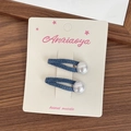 Paire de barrettes en denim avec perles blanches sur une carte artisanale épurée - Pince À Cheveux À 5 Perles