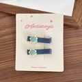 Lot de deux barrettes en denim bleu marine avec fleurs à carreaux verts sur carte - Pince À Cheveux À Fleurs Vertes (7 Pièces)