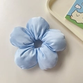 Übergroßer hellblauer Satin-Blumen-Haargummi mit weichem Seidenglanz - Blau