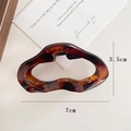 Brown tortoiseshell hollow hair claw clip in medium size with a glossy PC resin finish - Leopard Pattern