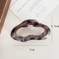 Medium 7cm tortoiseshell hollow claw clip with wave design and amber resin finish - Gray