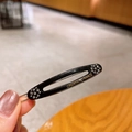Elegante fermaglio per capelli ovale nero con cristalli laterali e logo dorato francese - Nero
