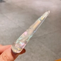 Irisierende transparente Haarspange mit handgefertigter Gravur und elegantem Design - Perlmuttweiß