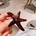 Pinza para pelo de estrella de mar en acetato rojo oscuro con líneas doradas - Caramelo