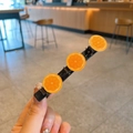 Leuke zwarte haarklem met drie realistische oranje harsplakjes voor meisjes haar - Sinaasappel