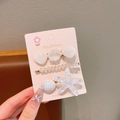 Haarspangen-Set mit Seesternen, Muscheln und Perlen auf rosa Display-Karte - Weiß