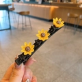 Barrette à cheveux noire mignonne avec trois tournesols jaunes pour le coiffage - Marguerite
