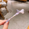 Haarklammer mit Schleife aus Acetat in irisierendem Violett mit Glitzer und Goldlogo - Irisierendes Violett