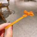 Minimalistische orangefarbene Acetat-Schleife-Haarspange mit Barrette La France-Branding - Bernstein