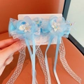 Hellblaue Blumen-Haarspangen für Mädchen mit langen Spitzentasten und Perlen-Details - Blume Spitze Band
