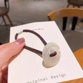 Retro tiefvioletter elastischer Haargummi mit schillernder Muschelschnalle auf Karte - Perlweiß