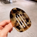 Pinza para el pelo de resina con carey y diseño ovalado hueco en color marrón oscuro - Leopardo Claro