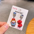 Süße Cartoon Mädchen und rote gepunktete Schleife asymmetrische Clip-Ohrringe mit Kristall - Mädchen im blauen Kleid und rote Schleife
