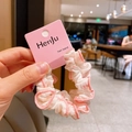 Elastico per capelli in chiffon beige con bordi rosa ondulati e pieghe eleganti - Rosa