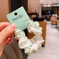 Elastico per capelli floreale in tessuto bianco con bordo smerlato verde e logo - Verde