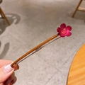 Haarspeld van barnsteenkleurig hars met een elegant rozerood bloemdetail erop - Wijnrood Bloemenprint