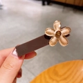 Braune Blumen Entenschnabel Haarklammer mit transparenten Blütenblättern für Damen - Kaffee
