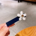 Dunkelblauer Haarclip mit einer weißen Perlblume und bernsteinfarbenem Harz-Edelstein-Kern - Weiß