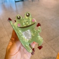 Niedliche grüne Frosch-Haarklammer aus Acetat mit feiner Textur und Details - Schwimmender Stil (2-Schwimmend)