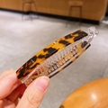 Details einer Bananen-Haarklammer mit Schildpatt-Muster und Acrylzähnen für Zöpfe - Dunkles Leopardenmuster