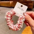 Rood-wit geblokte haarelastiek met kanten rand en wit HenJu papieren label detail - Gestippelde Ruit Scrunchie