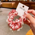Rood-wit geblokte scrunchie met witte kanten rand en elastische binnenband - Rood Geruite Scrunchie