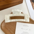 Große quadratische Haarklammer aus Acetat in Creme-Marmor-Optik auf elegantem Holztablett - Weiß