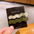 Chic wavy acetate hair clip set with gold label in iridescent white and olive green - Dark Green
