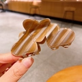 Pince à cheveux cœur en acétate motif marbre marron et blanc avec finition brillante - Café Marbre