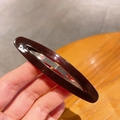 Barrette BB ovale creuse bordeaux brillant tenue à la main pour un style élégant - Rouge foncé