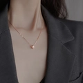 S925 Sterling Silber Roségold Halskette für Damen getragen mit grauem Blazer - Geometrischer Gravierter Stil / Roségold