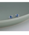 Vue macro des boucles d'oreilles planète en argent avec émail bleu et détails zircon - Boucles d'Oreilles Clous Planète Bleue