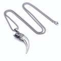Détail du pendentif dent de tête de loup en acier titane avec chaîne box polie - Pendentif A Avec Chaîne 60cm
