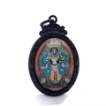 Detalle del colgante thangka negro con patrón de deidad étnica y marco tallado - Estilo A Colgante Zajilamu Solo (Sin Cadena)