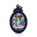 Talla en relieve detallada e incrustación de Tara verde en colgante religioso ovalado - Estilo A Colgante Tara Verde Solo (Sin Cadena)